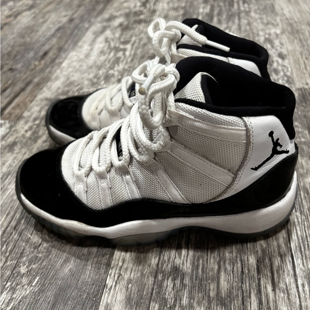 Jordan 11 Concord 2018 size 4Y.